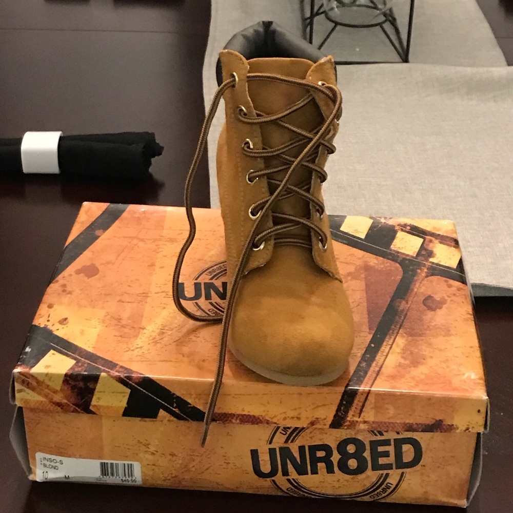 Boots size 10